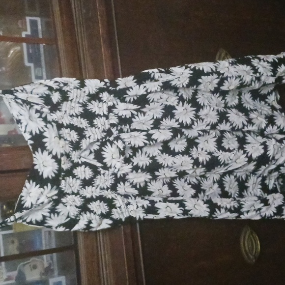 Black and white daisy dress size M - Picture 2 of 2